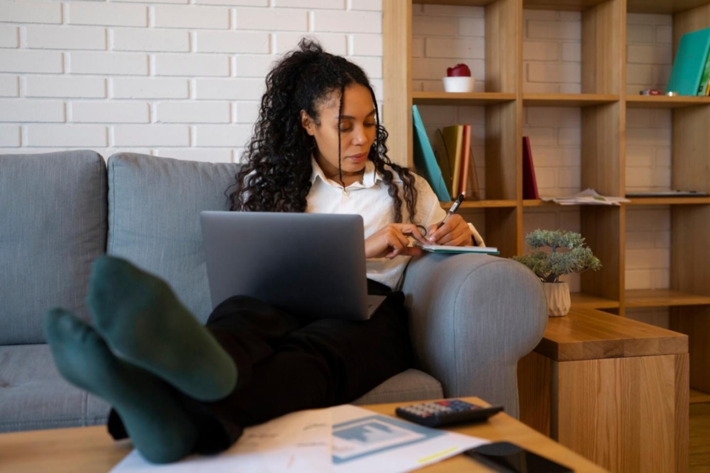 Espace de travail chaleureux avec cahiers et café