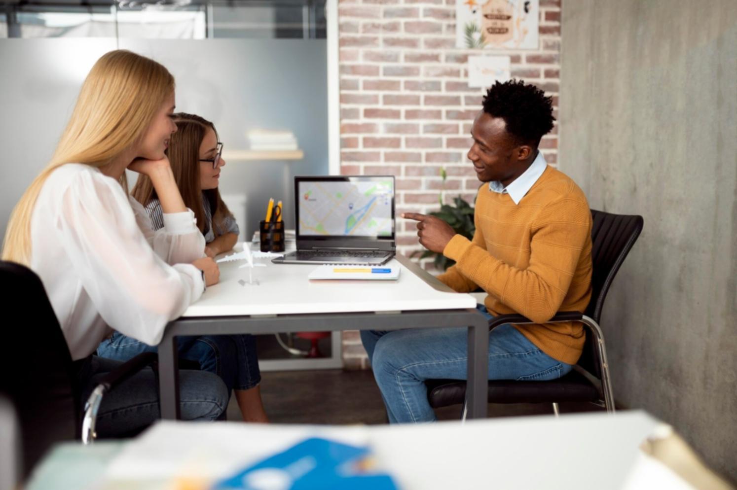 Personne travaillant sur ordinateur avec concentration